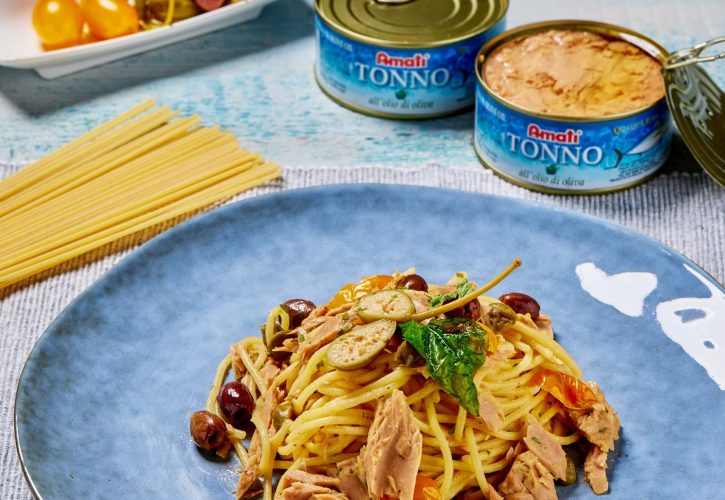 Spaghetti con tonno, pomodorini, capperi e olive taggiasche
