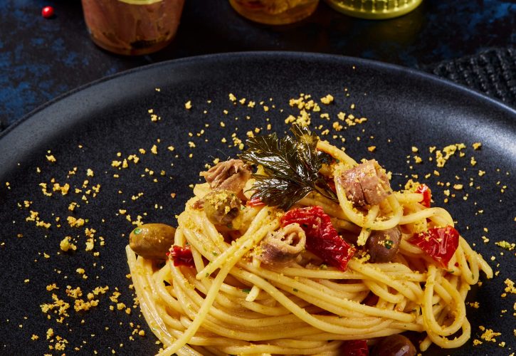 Spaghetti con alici, olive, pomodoro e pane tostato